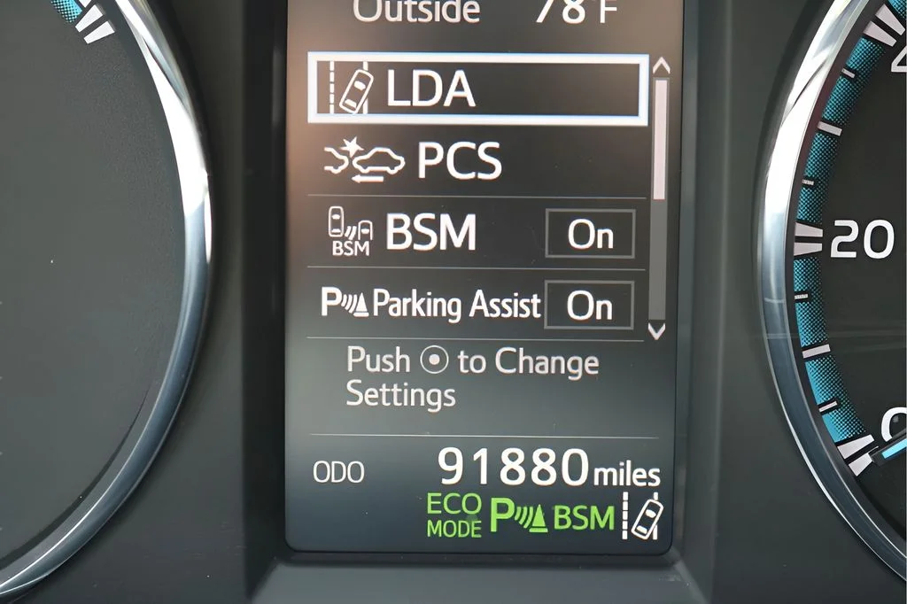 Used 2017 Silver Toyota XLE image 27