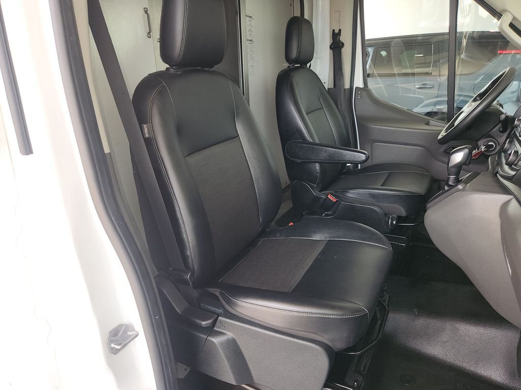 Used 2022 White Ford Box Truck image 18