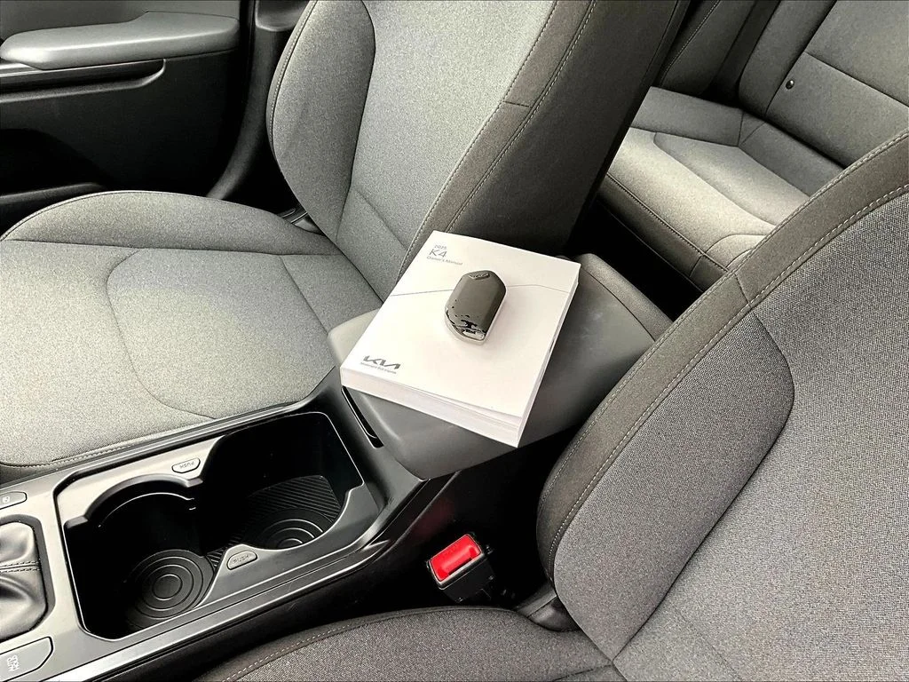 2025 Kia K4 LXS - Photo 35