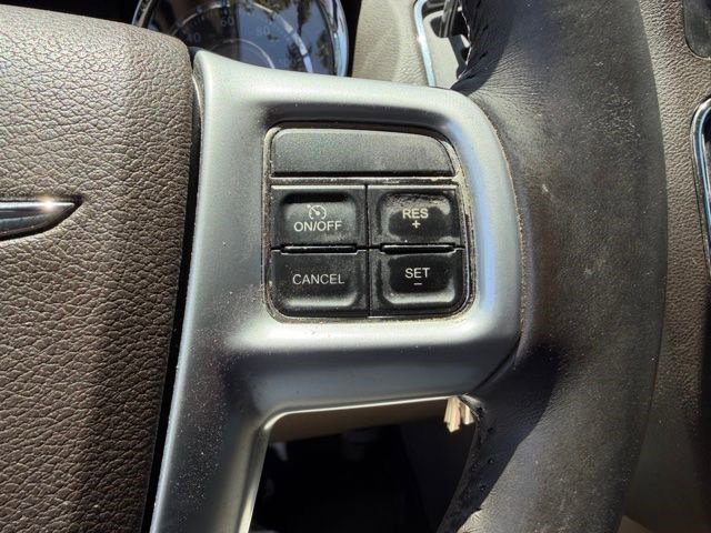 Used 2014 Bright White Clearcoat Chrysler Touring image 9