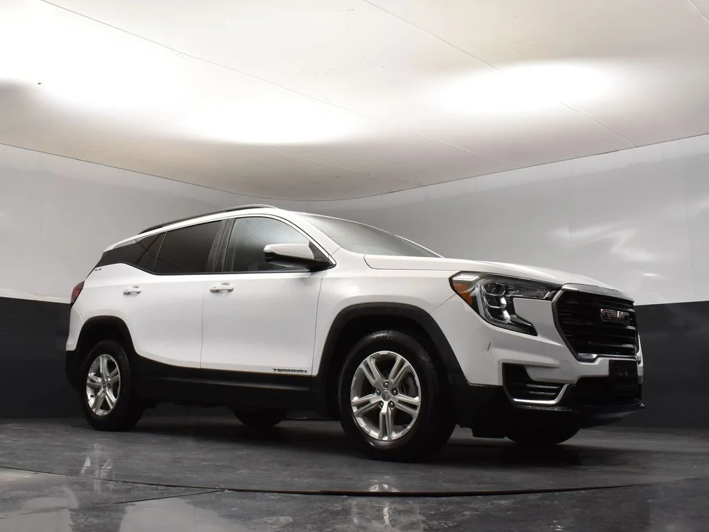 Used 2022 White GMC SLE image 7