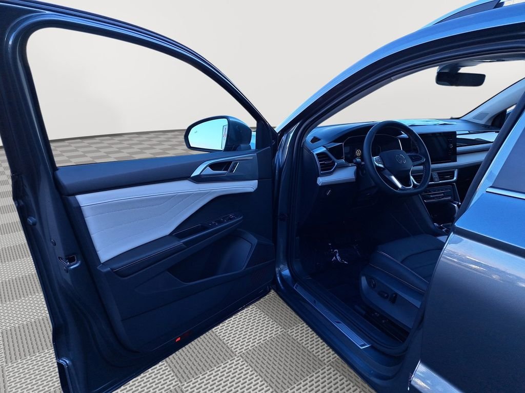 2025 Volkswagen Taos SEL - Photo 11