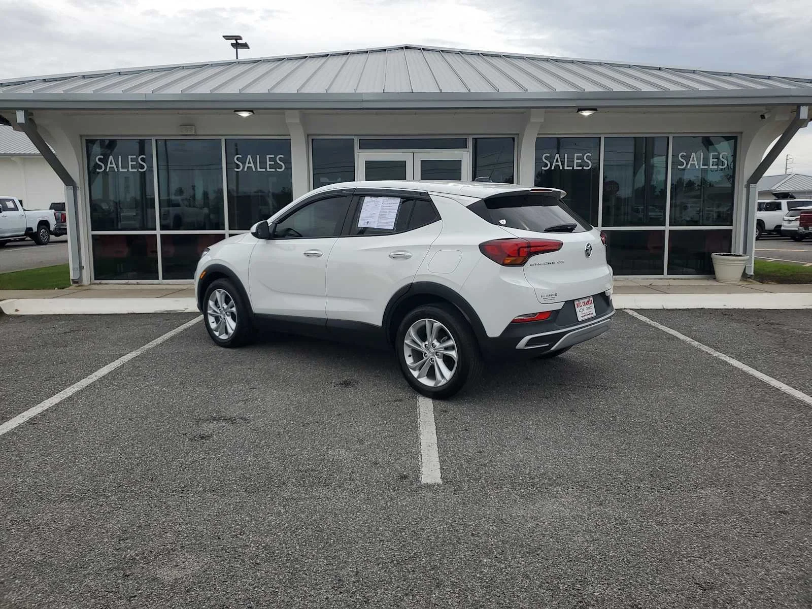 Used 2023 SUMMIT WHITE Buick Preferred image 3