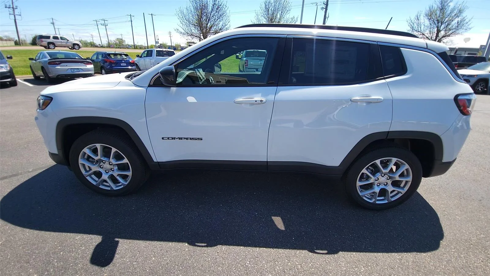 New 2024 Bright White Clear-Coat Exterior Paint Jeep Latitude Lux image 6
