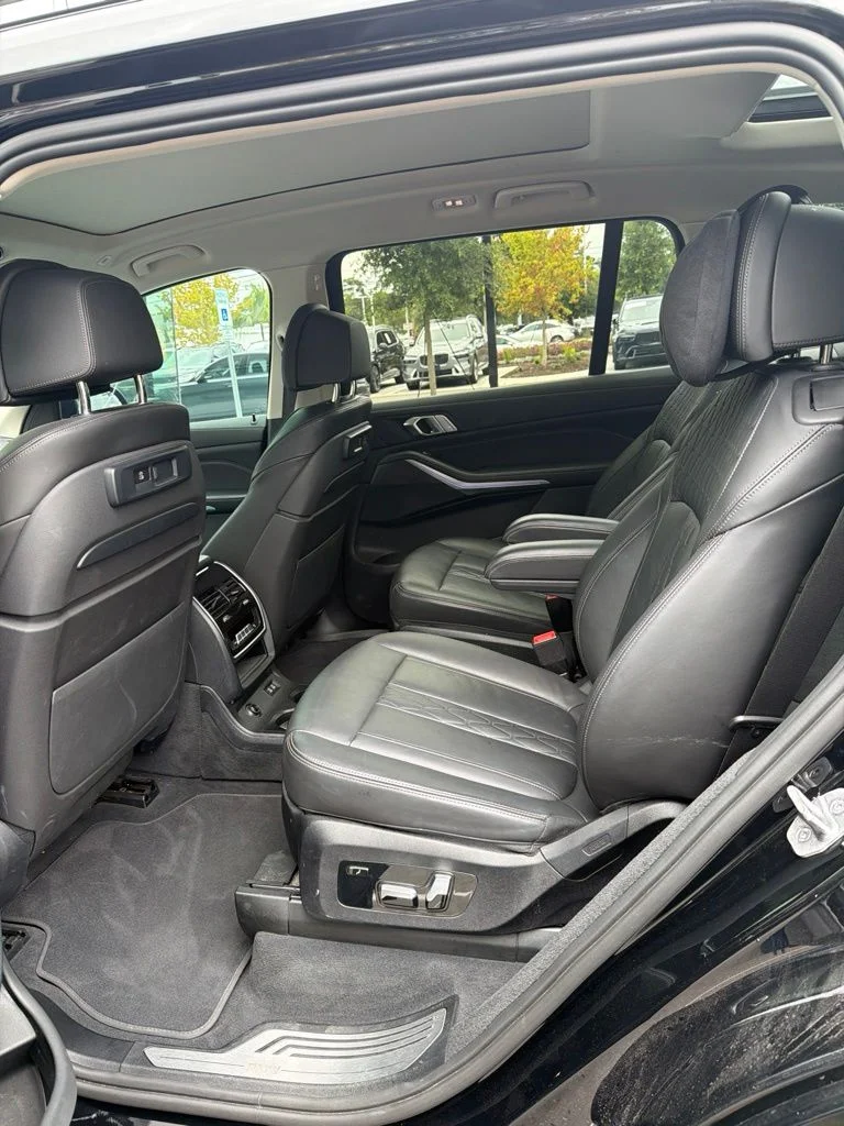 Used 2022 Black BMW xDrive40i image 10