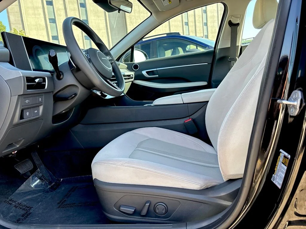 Used 2025 Black Hyundai SEL image 9