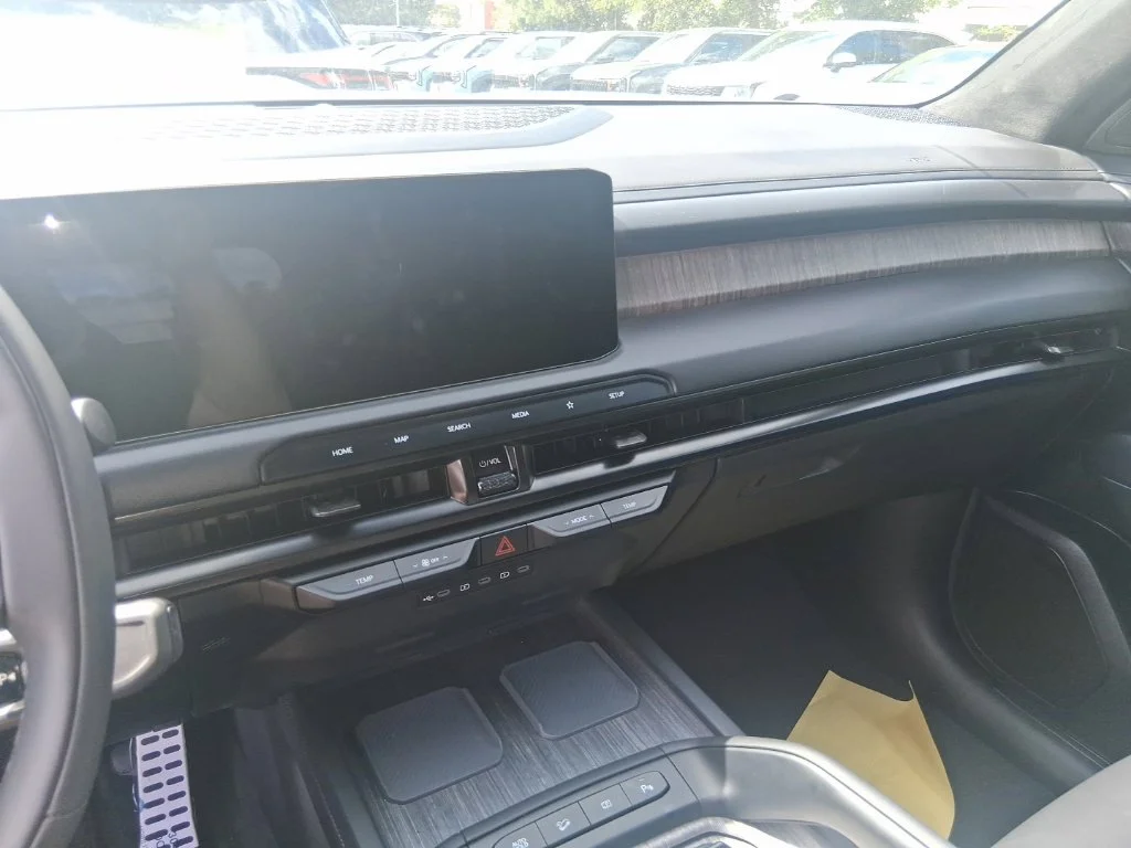 Used 2027 White Kia  image 11