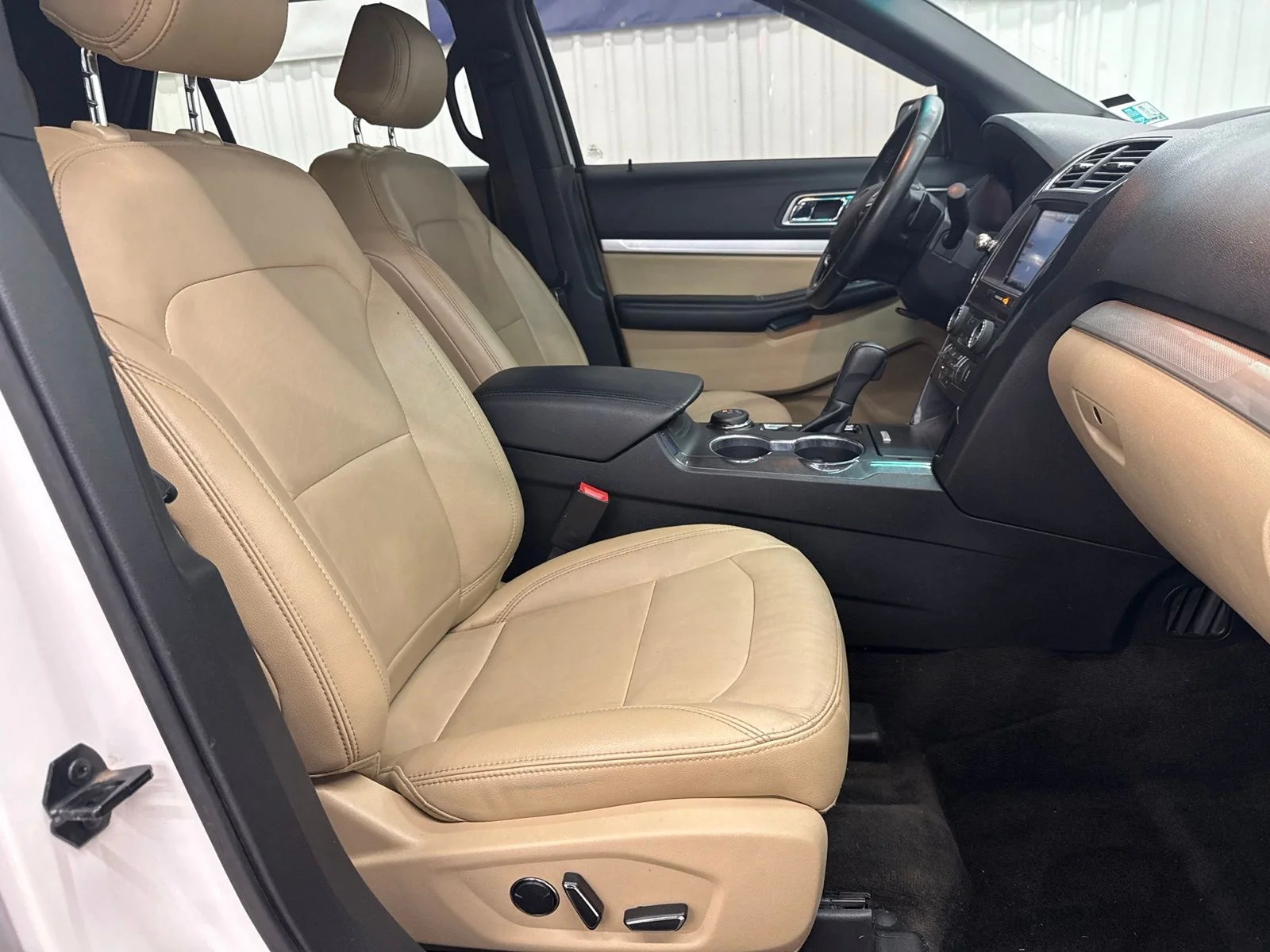 Used 2016 White Platinum Clearcoat Metallic Ford XLT image 25