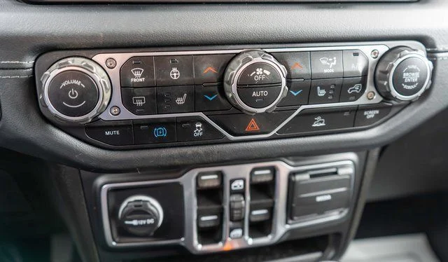 Used 2024 Gray Jeep Sahara 4xe image 25