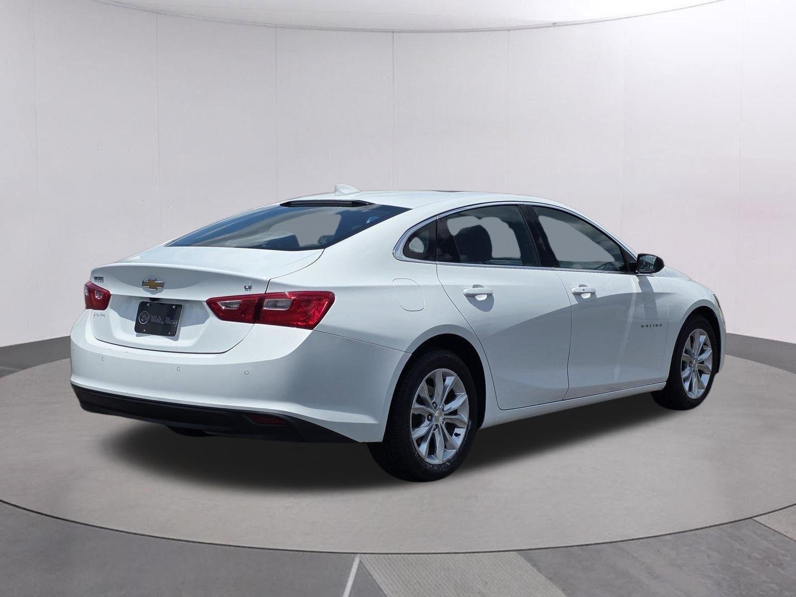 Used 2024 Summit White Chevrolet LT image 5