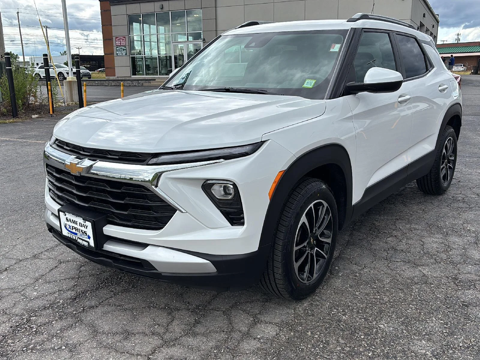 Used 2024 Iridescent Pearl Tricoat Chevrolet LT image 4