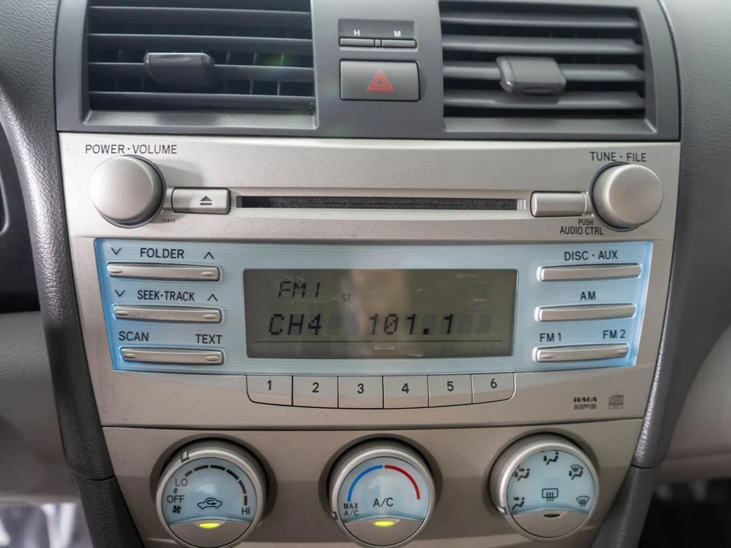 Used 2007 Blue Toyota LE image 18