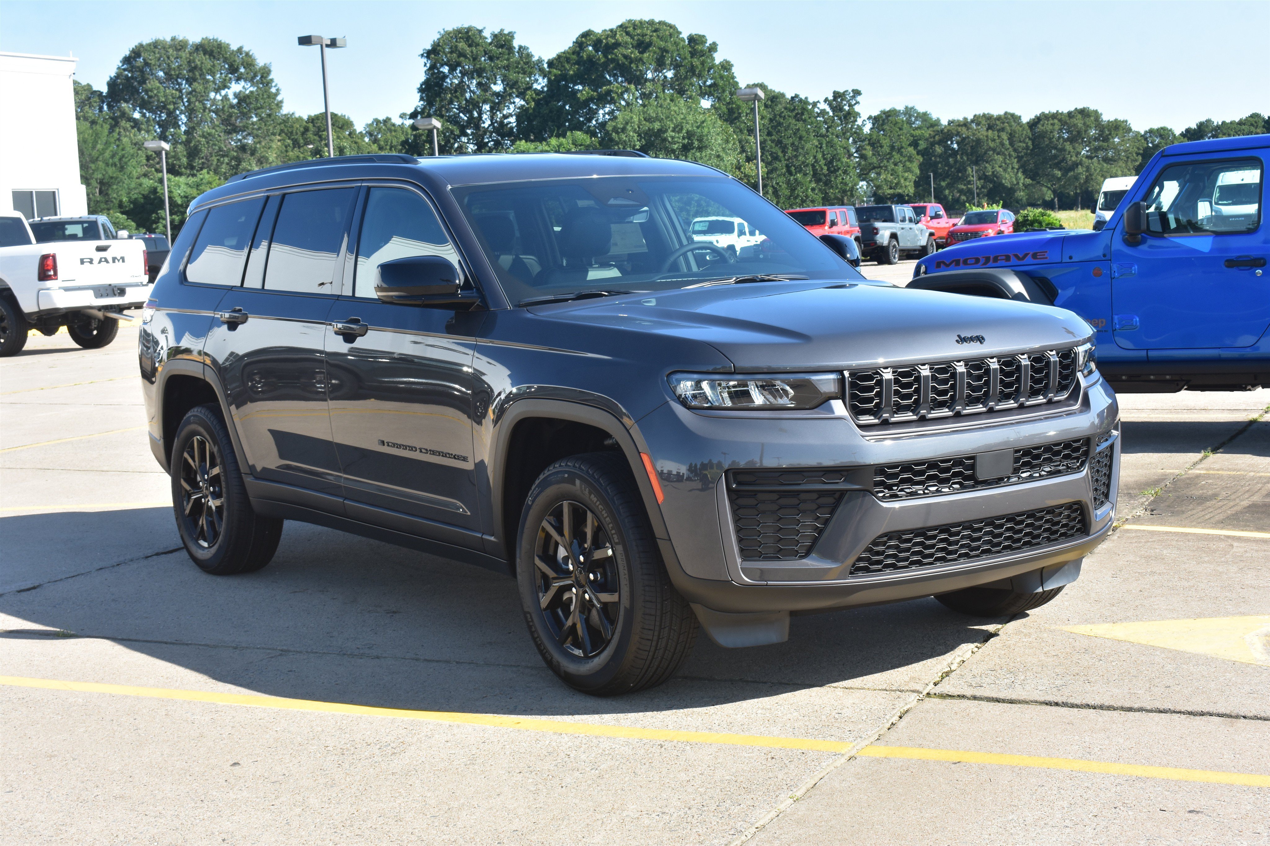 New 2026 Baltic Gray Metallic Clear-Coat Exterior Paint Jeep Laredo Altitude image 3