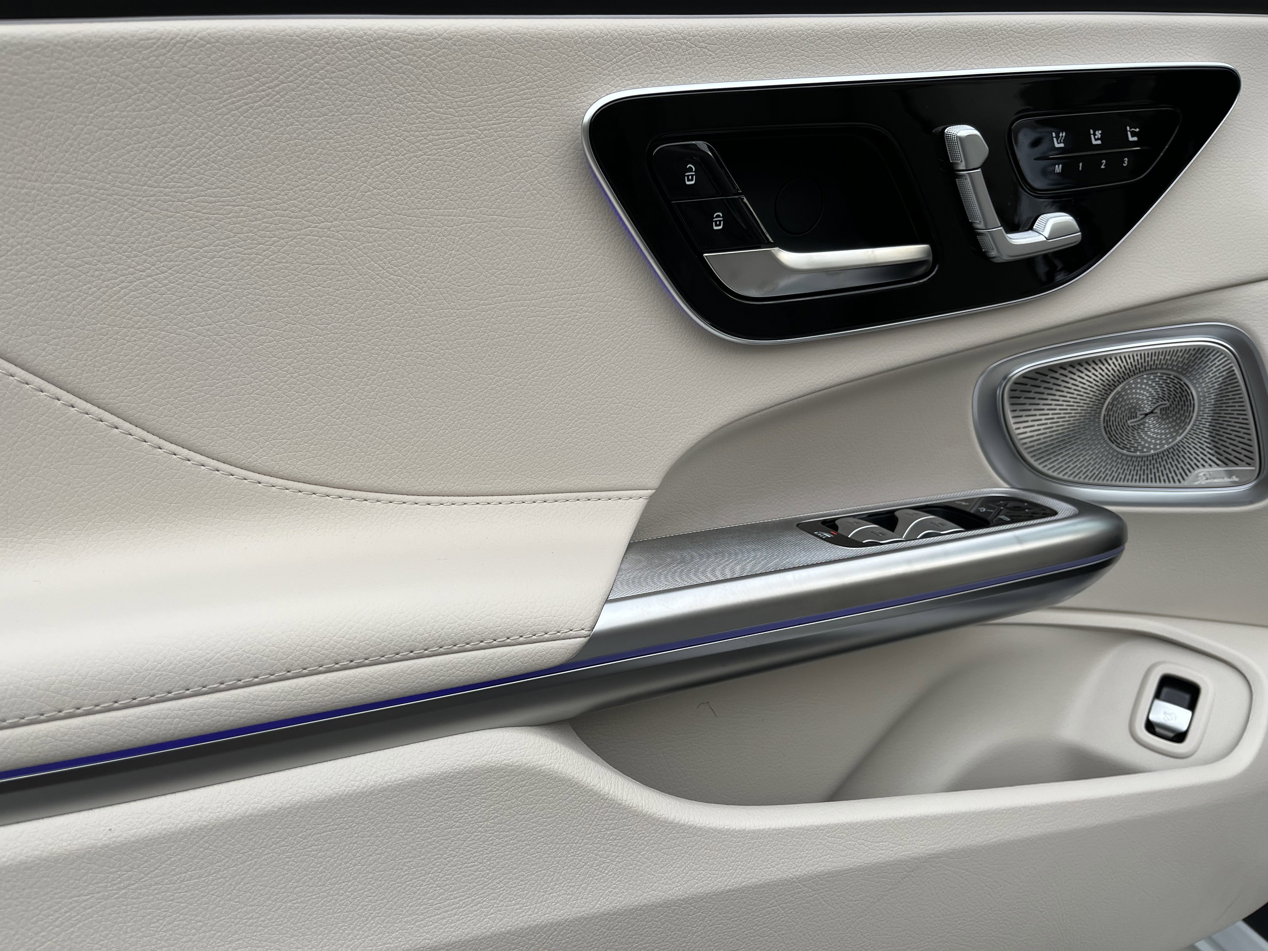 New 2026 MANUFAKTUR Moonlight White Metallic Mercedes-Benz CLE 450 image 13