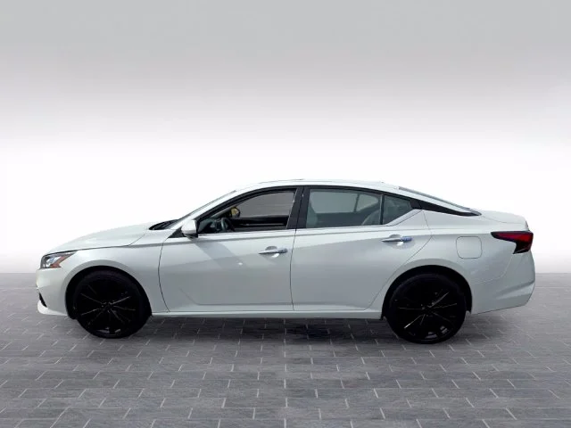 Used 2022 White Nissan 2.5 Platinum image 4