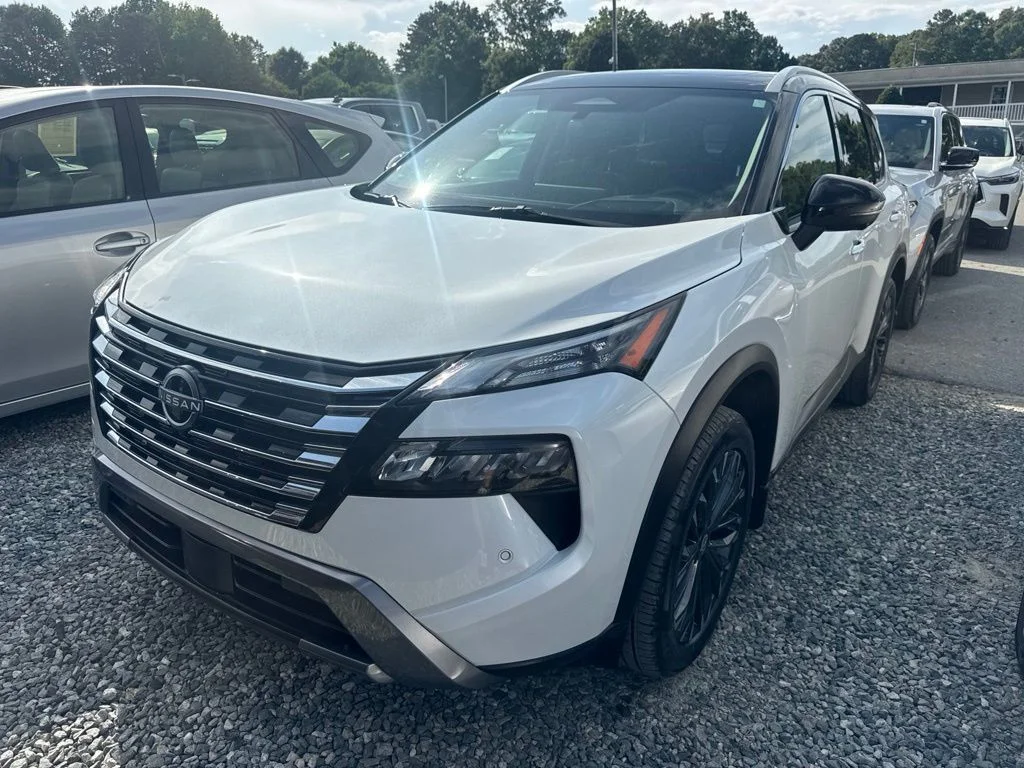 Used 2025 White Nissan SL image 1