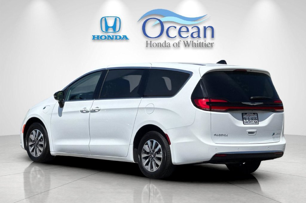Used 2024 Bright White Clearcoat Chrysler Select image 6