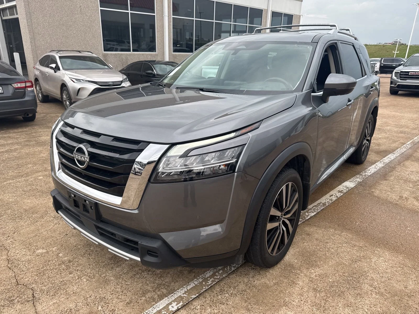 2023 Nissan Pathfinder Platinum 4WD's photo