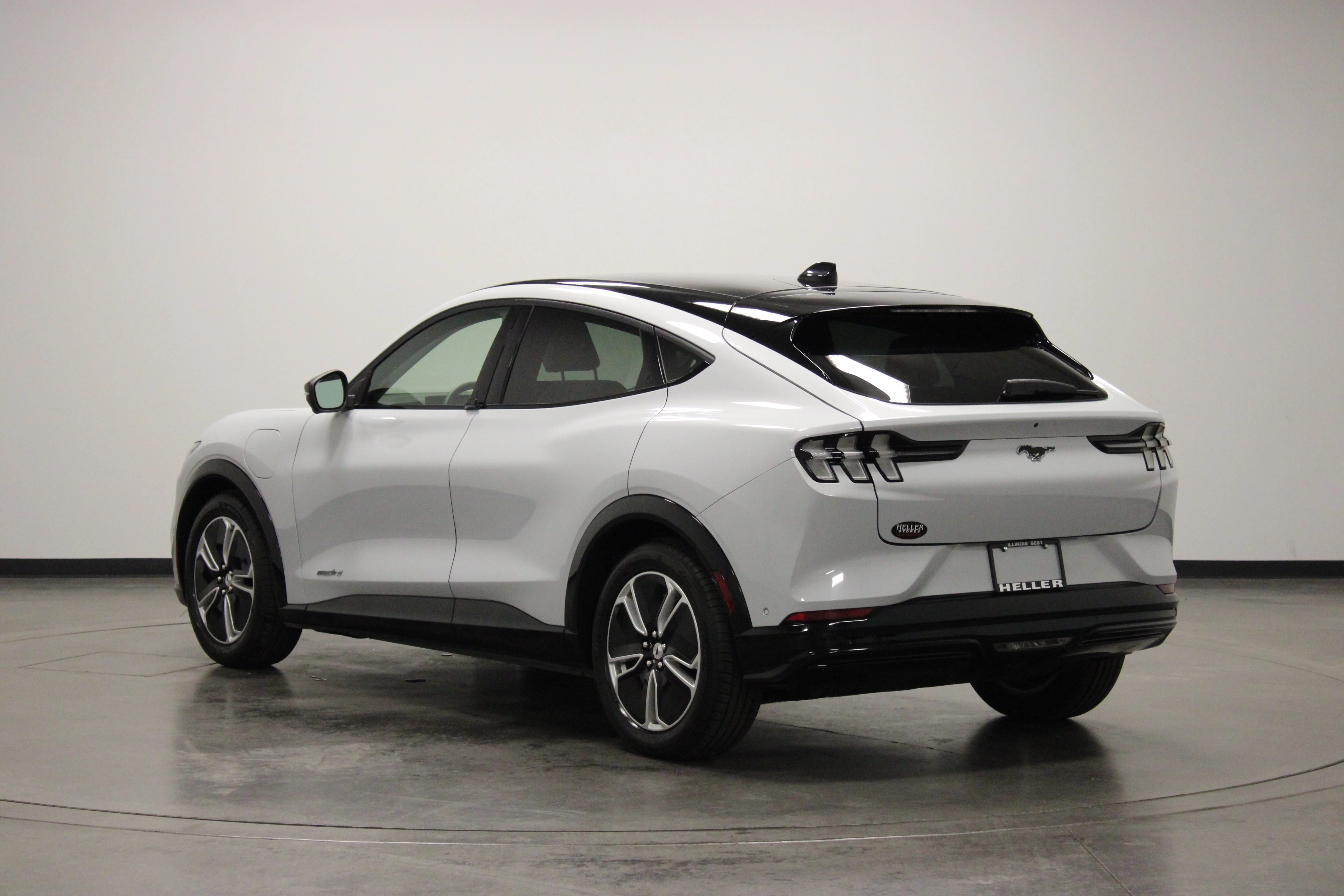 Used 2023 White Metallic Ford Premium image 6
