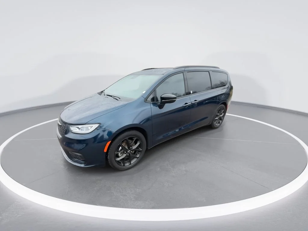 Used 2025 Blue Chrysler Limited image 4