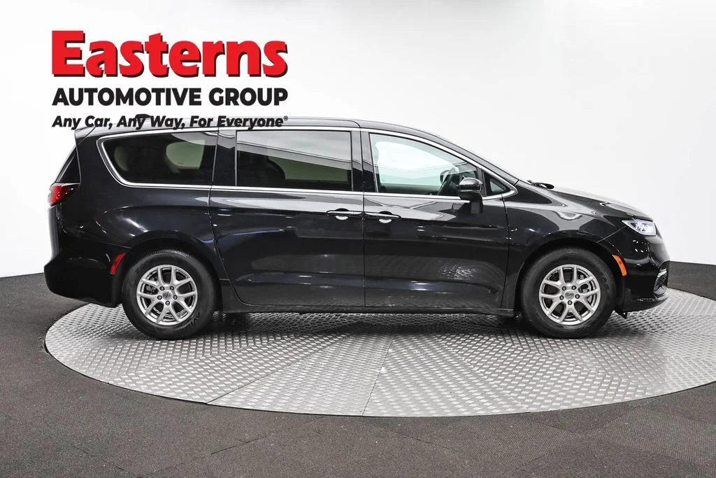 Used 2023 Black Chrysler Touring L image 4