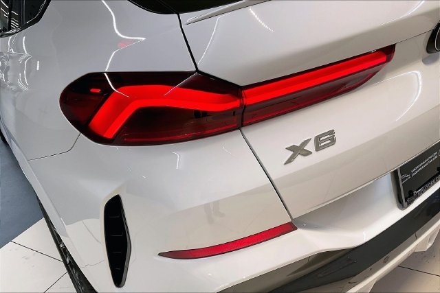 Used 2022 White BMW xDrive40i image 26