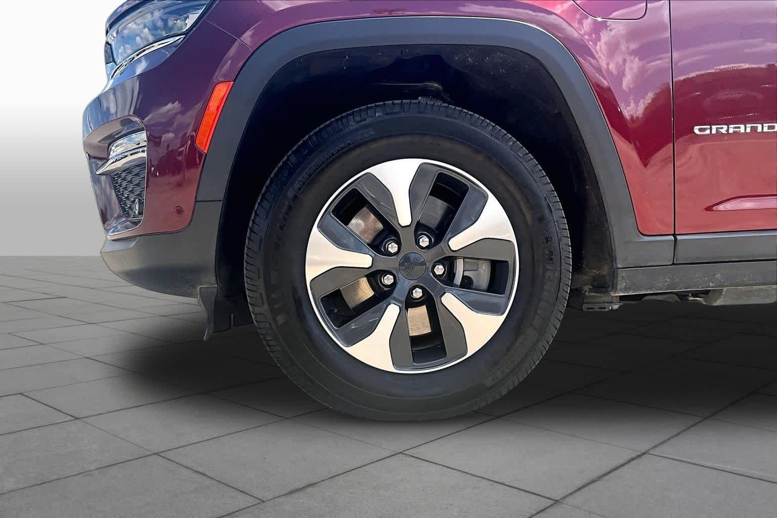 Used 2022 Velvet Red Pearlcoat Jeep  image 11