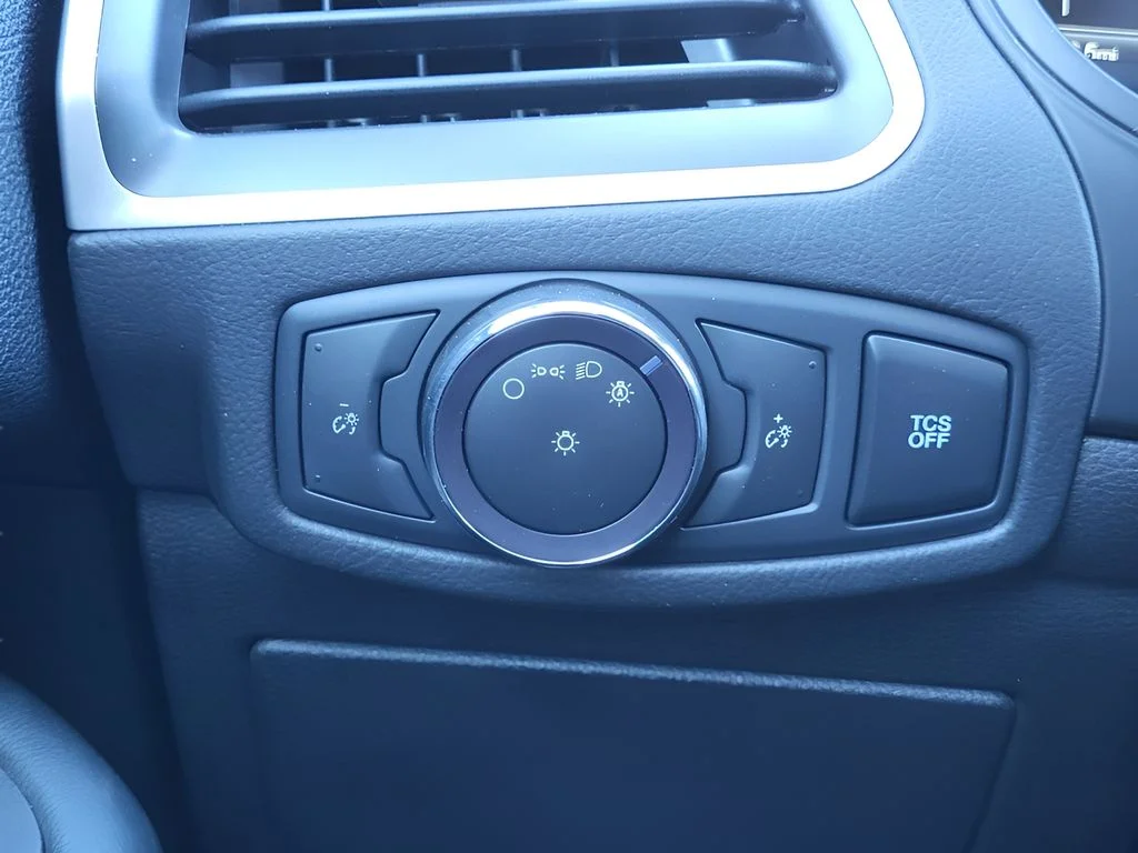 Used 2022 Oxford White Ford SE image 19