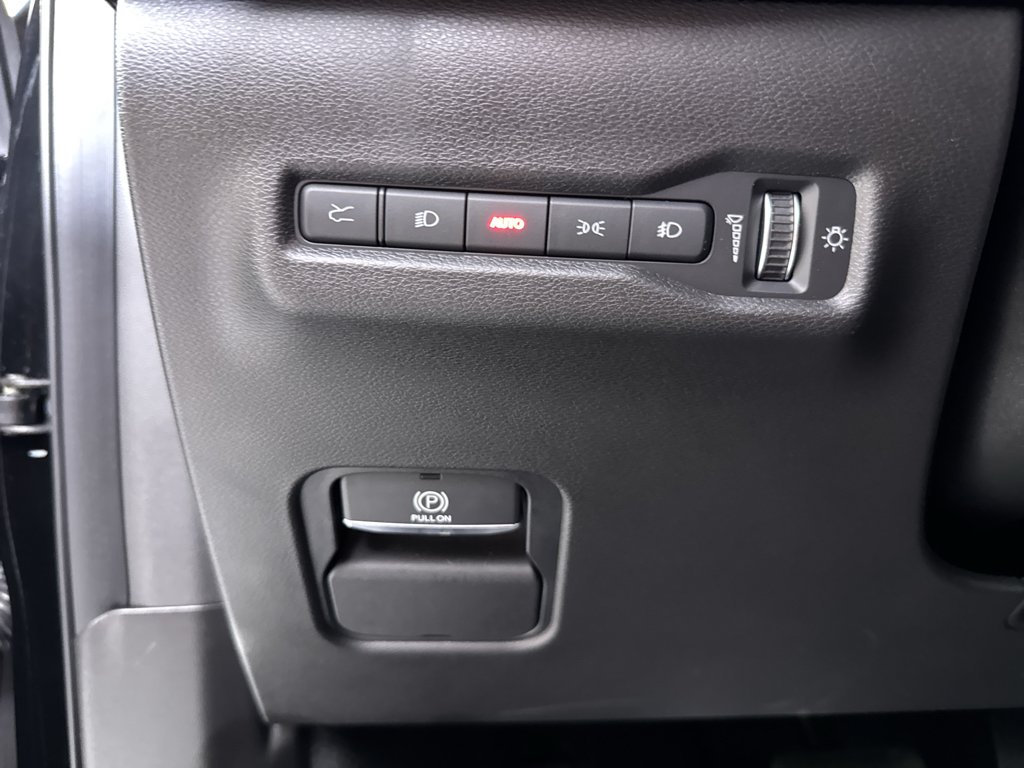 Used 2025 Diamond Black Crystal Pearlcoat Jeep Limited image 33