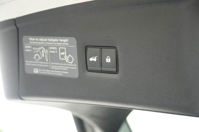 Used 2023 White INFINITI LUXE image 13