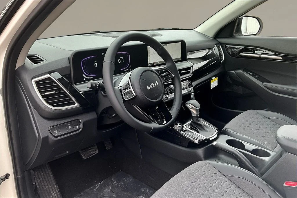 New 2026 Clear White / Black Roof Kia S image 7