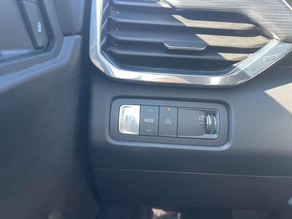 Used 2025 Sterling Metallic GMC Elevation image 24