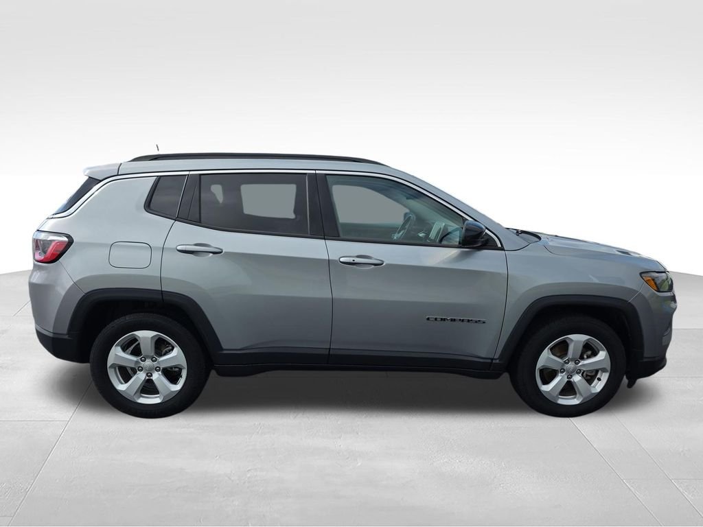 Used 2022 Silver Jeep Latitude image 7