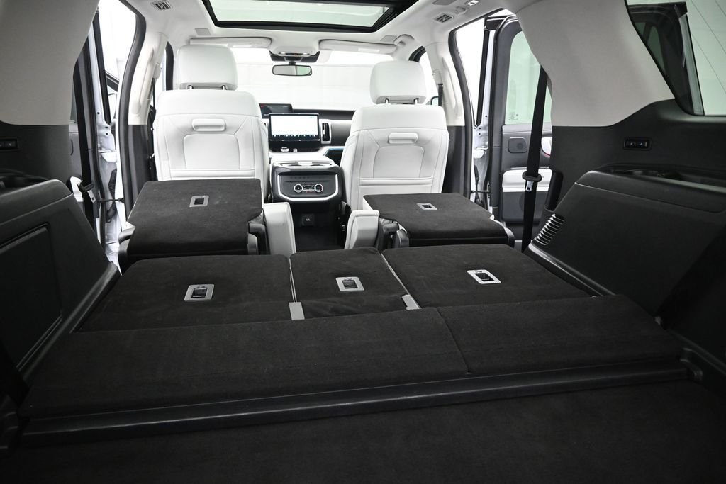 Used 2025 Silver Ford Platinum image 28