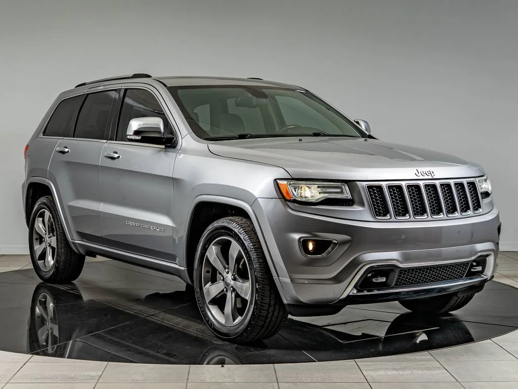 Used 2015 Billet Silver Metallic Clearcoat Jeep Overland image 3