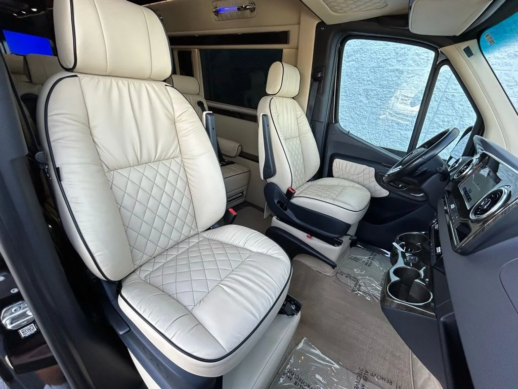 Used 2021 Black Mercedes-Benz Midwest Luxe Cruiser image 33