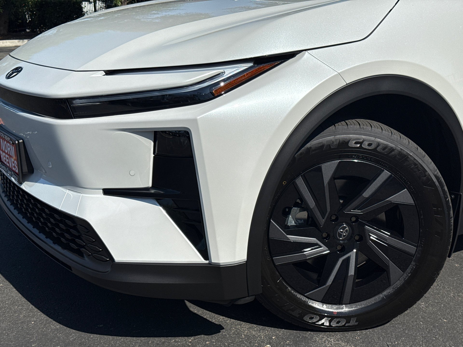 New 2026 Wind Chill Pearl <sup>1</sup> Toyota  SE image 3