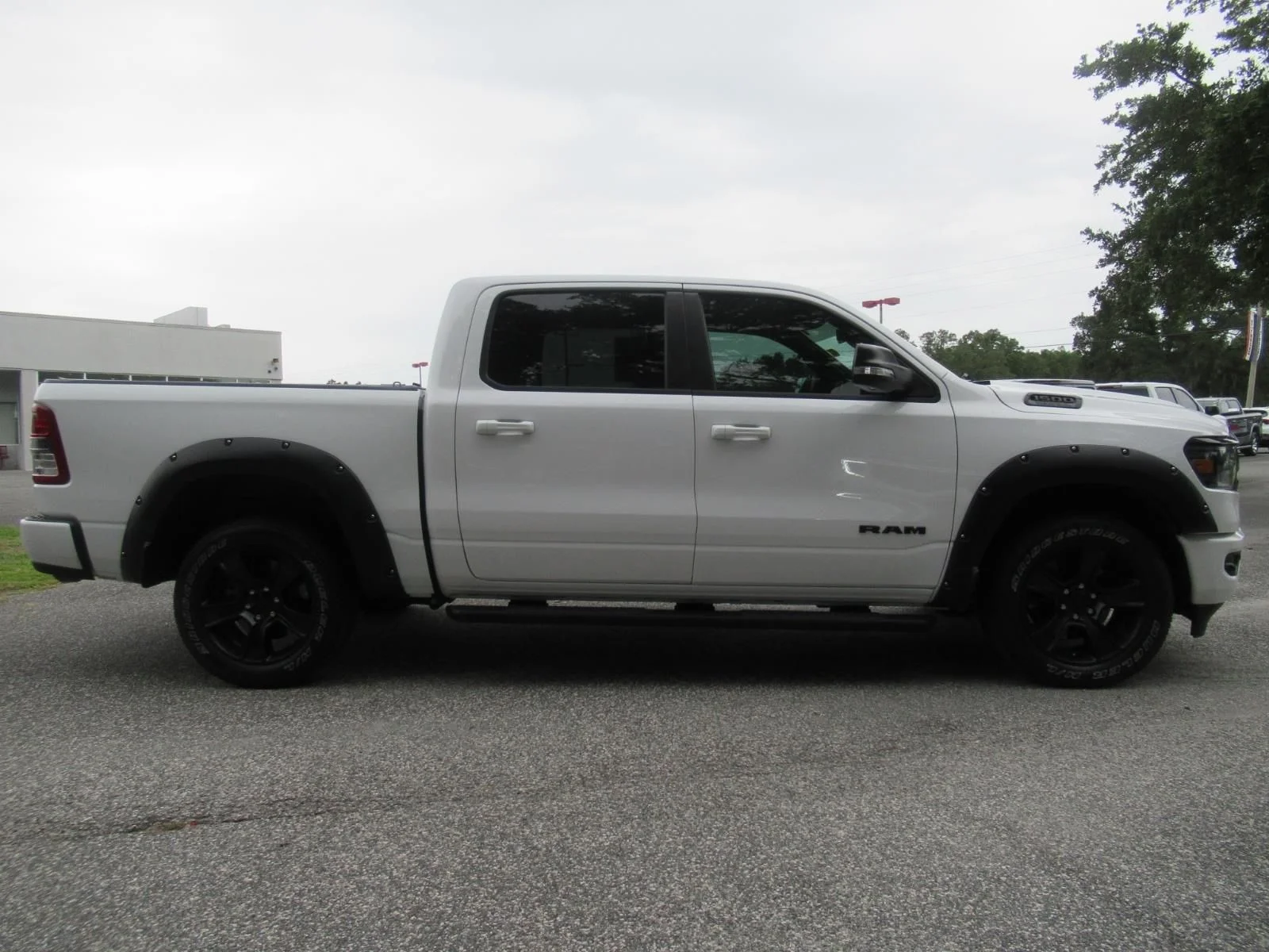 Certified Used 2022 White Ram Big Horn/Lone Star image 2