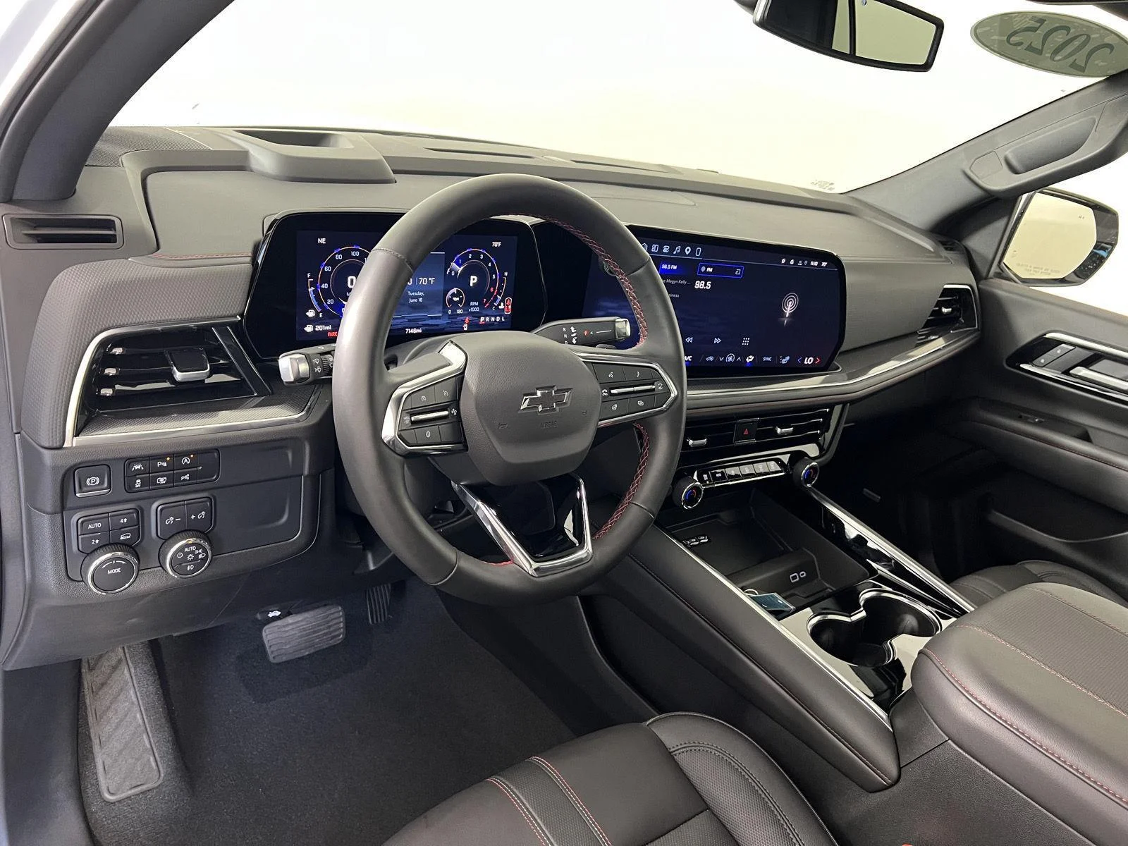 Used 2025 Iridescent Pearl Tricoat Chevrolet RST image 3