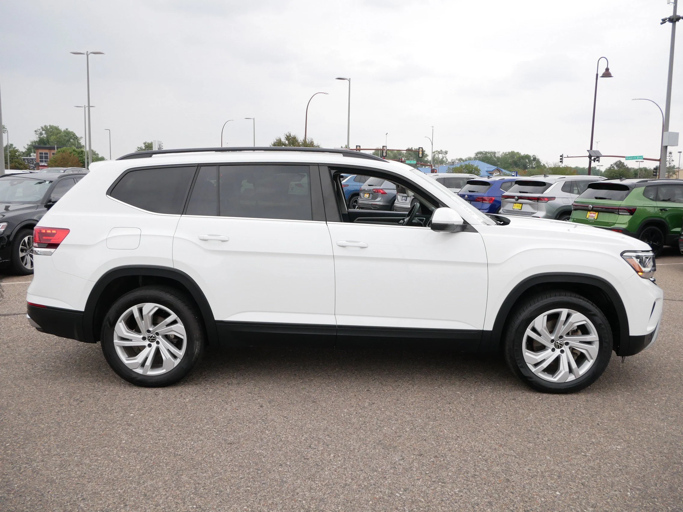 Used 2023 Pure White Volkswagen 3.6L V6 SE w/Technology image 8
