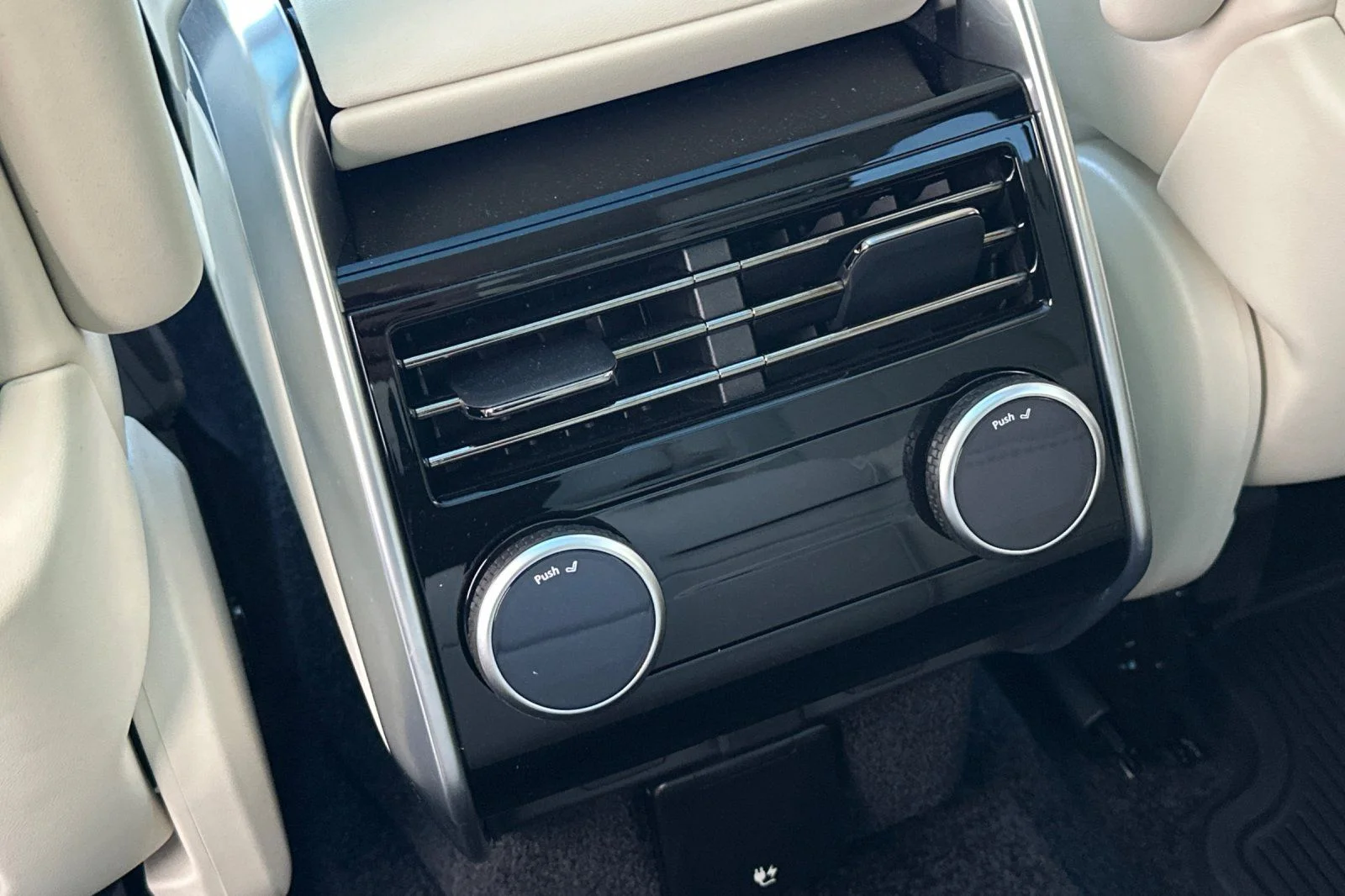 Used 2025  Land Rover SE image 15