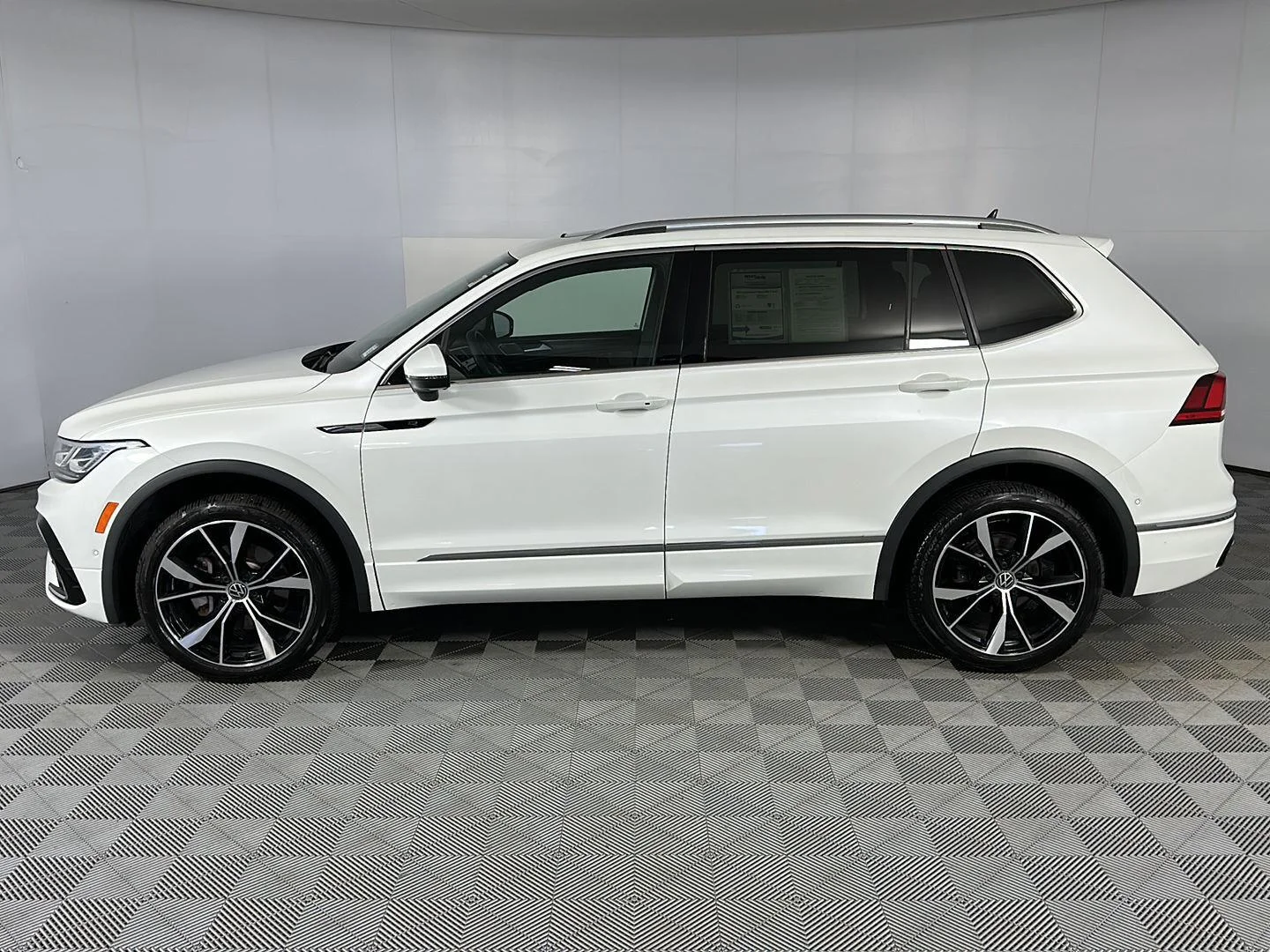 Used 2022 Oryx White Pearl Volkswagen SEL R-Line image 5