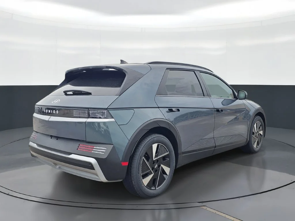 New 2027 Green Hyundai SEL image 3