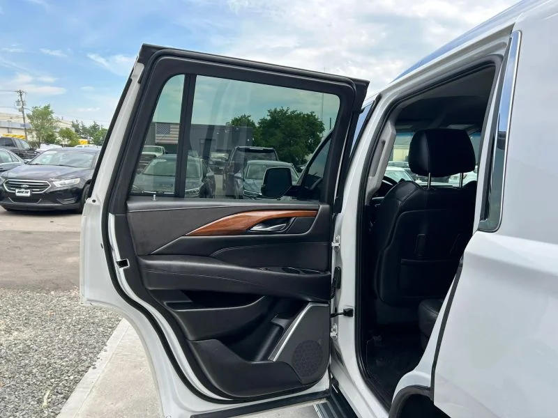 Used 2019 White Cadillac Sport Utility 4D image 36