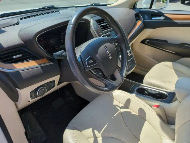 Used 2015 White Lincoln Base image 15