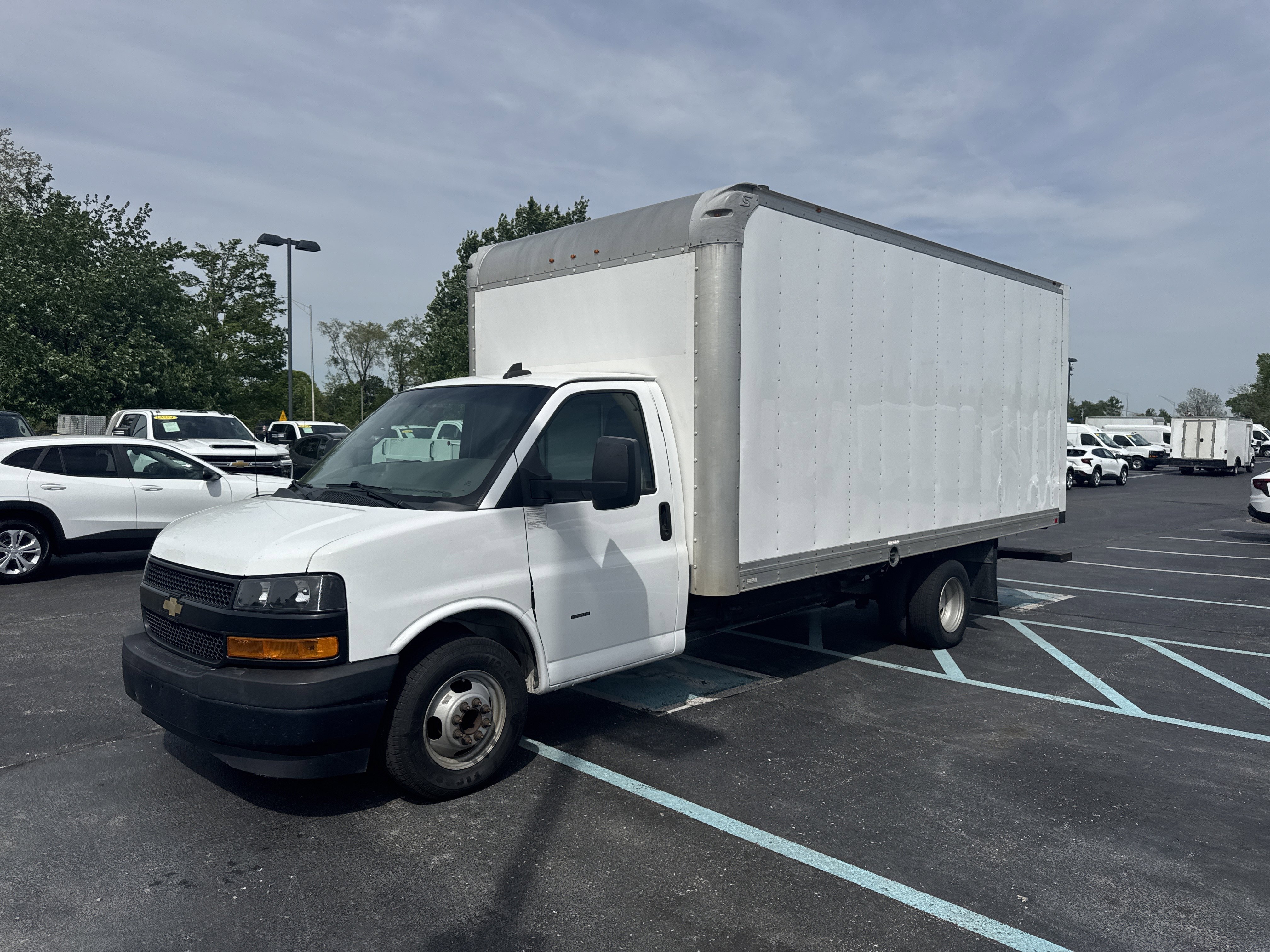 Used 2018 Summit White Chevrolet  image 9