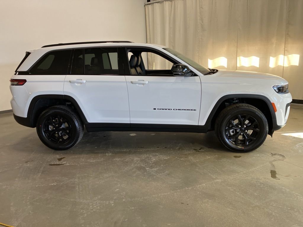 New 2026 Bright White Clear-Coat Exterior Paint Jeep Laredo Altitude image 23