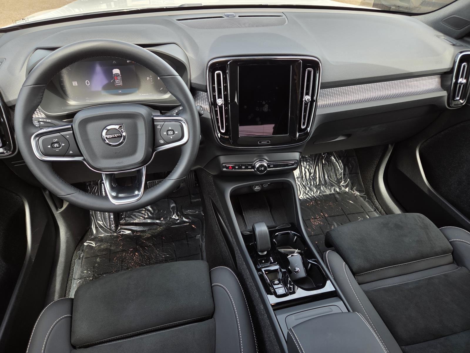 Used 2025 Crystal White Pearl Volvo Plus Dark Theme image 35