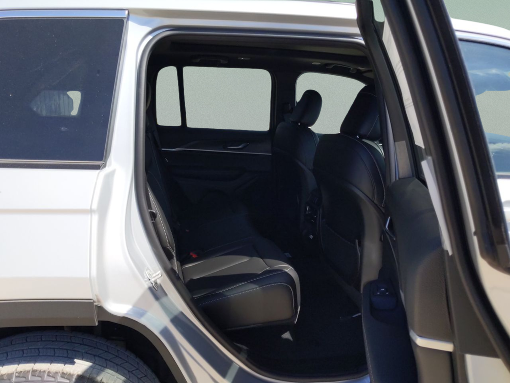 New 2025 Silver Zynith Exterior Paint Jeep Limited image 29