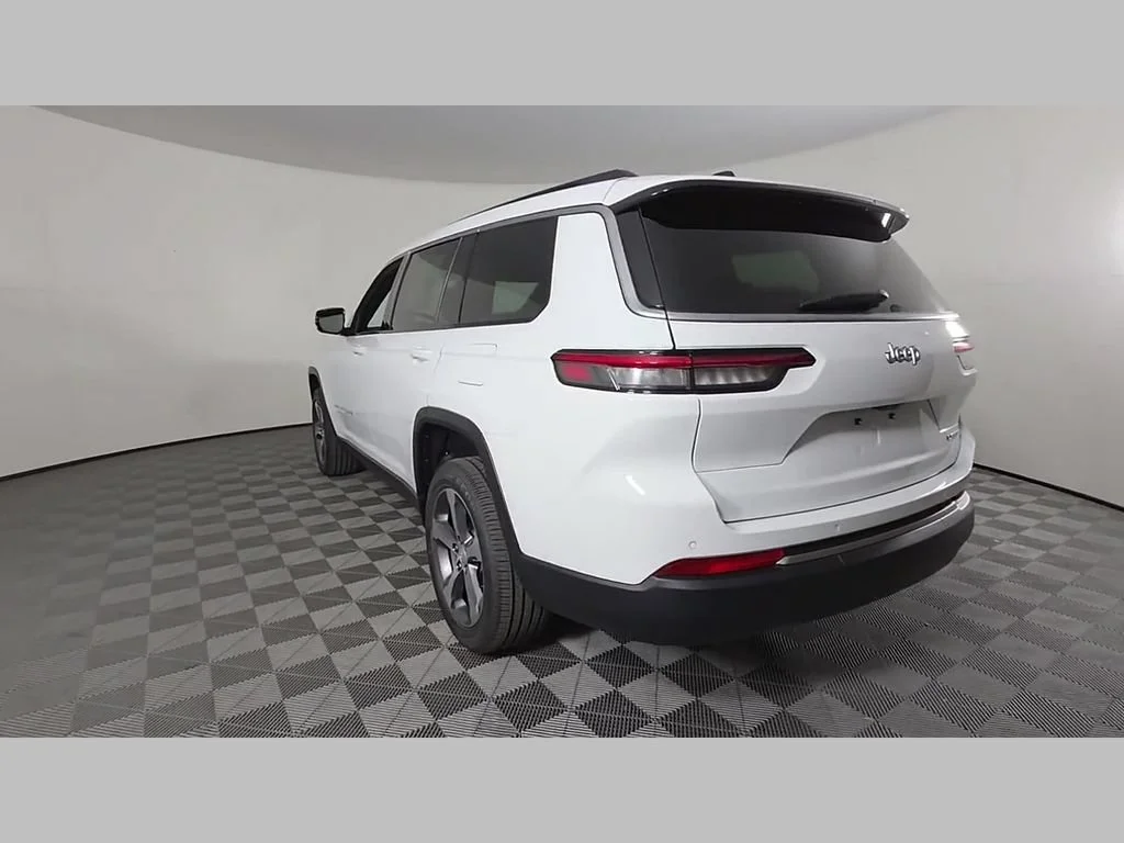 New 2026 Bright White Clear-Coat Exterior Paint Jeep Limited image 36